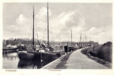 606189 Afbeelding van afgemeerde schepen in het Merwedekanaal bij Vreeswijk.N.B. De gemeente Vreeswijk zijn per 1 juli ...